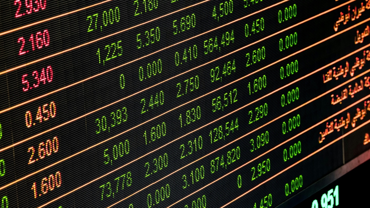 The S&P 500 lost 134.05 points, or 2.48%, to 5,262.47 points, while the Nasdaq Composite lost 473.16 points, or 2.86%, to 16,077.44. The Dow Jones Industrial Average fell 994.46 points, or 2.45%, to 39,551.47. (Image: Pixaby) The S&P 500 lost 134.05 points, or 2.48%, to 5,262.47 points, while the Nasdaq Composite lost 473.16 points, or 2.86%, to 16,077.44. The Dow Jones Industrial Average fell 994.46 points, or 2.45%, to 39,551.47. (Image: Pixaby)