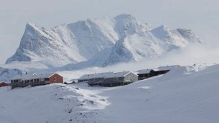 A view of houses in Nuuk, Greenland, March 27, 2025. REUTERS/Leonhard Foeger/File Photo