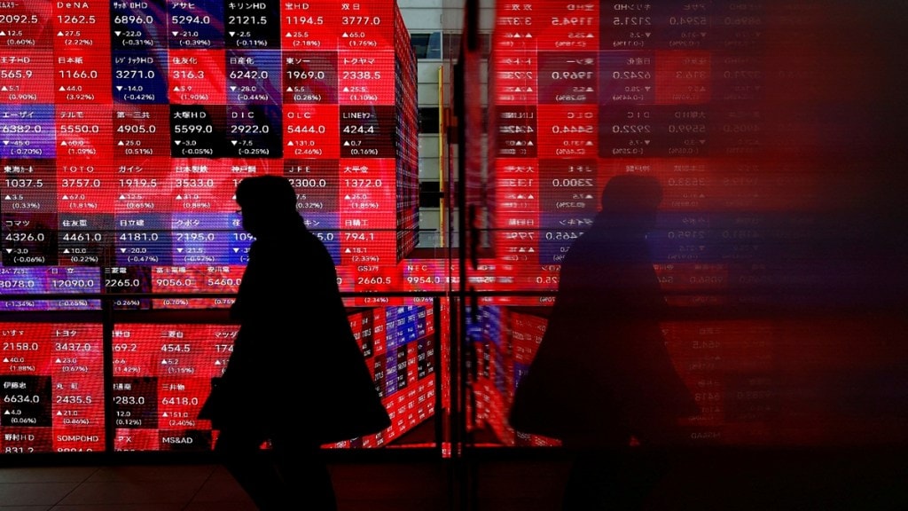 Three reasons why the market is falling today: Nifty IT Index cracks 2%, all eyes on Trump tariff