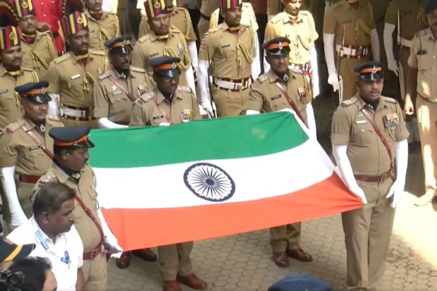 The actor was accorded with a State Honour Funeral in Juhu on April 5. As family members prepared to take him to his resting place, he arrived wrapped in the Indian tricolour like the true patriot he played in his films. (Image: ANI)