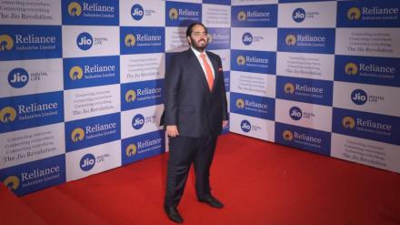 mukesh ambani, anant ambani, ambani family, reliance industries, ril, isha ambani, akash ambani, industry news