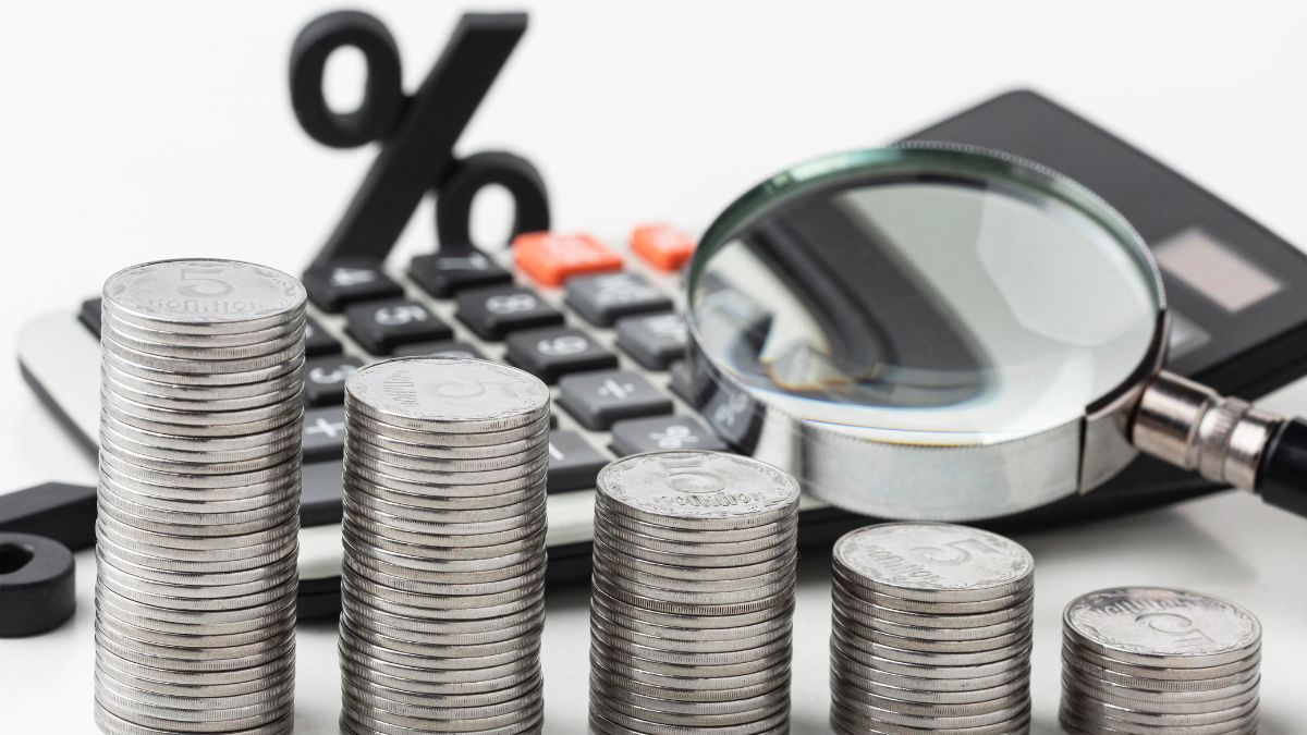 Invest in Bank FDs Before Interest Rates are Cut. In Volatile Markets Bank FDs Can Provide You Fixed Returns