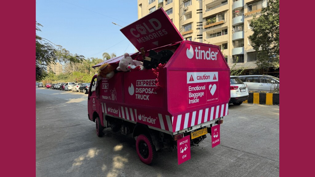 . The bright, custom-designed truck quickly turned heads and sparked conversations on social media, drawing crowds as people showed up to publicly discard remnants of past relationships.