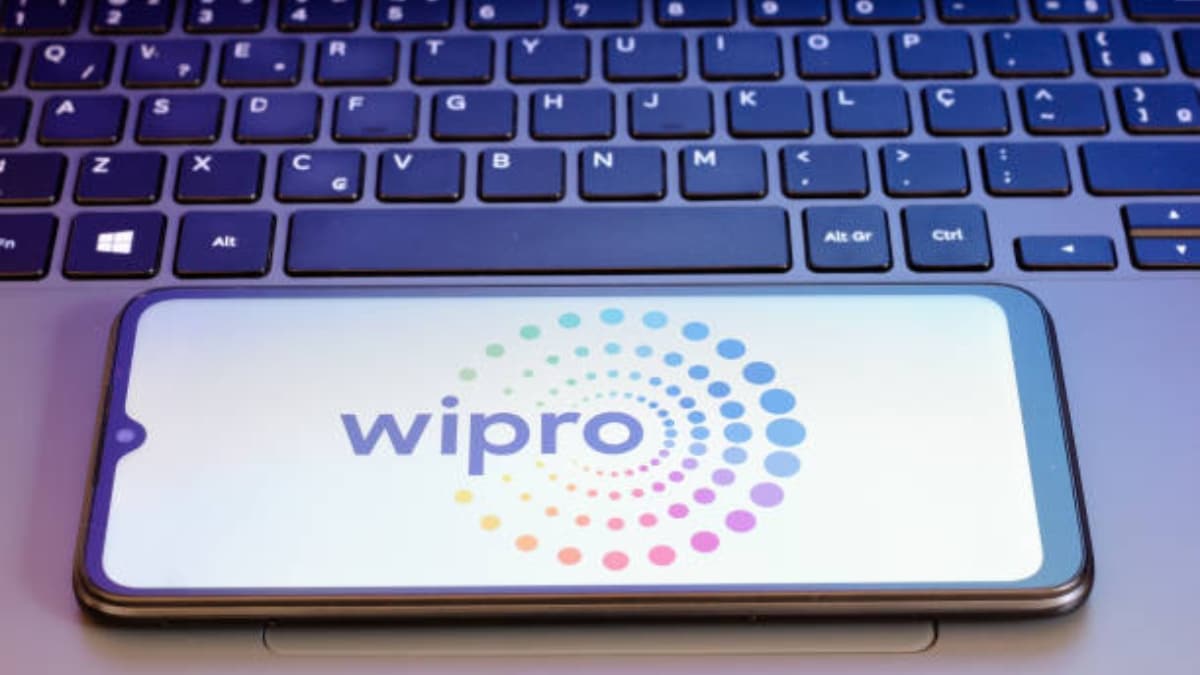 Wipro closes FY25 with 10,000 freshers, cautious on FY26 hiring