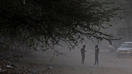 Dust storm roil Delhi-NCR for second day, IMD issues red alert Dust storm roil Delhi-NCR for second day, IMD issues red alert