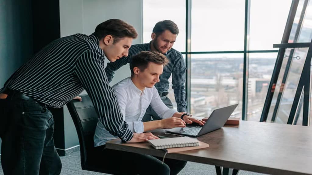 U.S. employers added 228,000 jobs last month, as the American labor market continues to show resilience. (Image Source: Freepik)