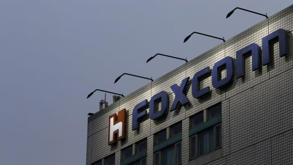 Foxconn, Apple, iPhone, manufacturing, production unit, employees, China, talent, exports, rare earth materials Foxconn, Apple, iPhone, manufacturing, production unit, employees, China, talent, exports, rare earth materials