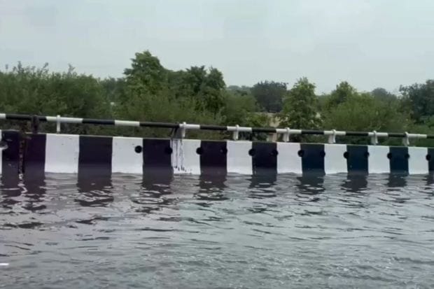 The road to the New Delhi Airport remained clogged all morning and passengers faced major delays. IGI airport issued advisories and updates. (Image: ANI)