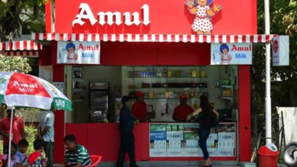Amul, Nandini, Gujarat Cooperative Milk Marketing Federation, Karnataka Milk Federation, Karmataka market, dairy industry, market expansion, Bengaluru metro, kiosks, political parties, Karnataka government, Assembly elections