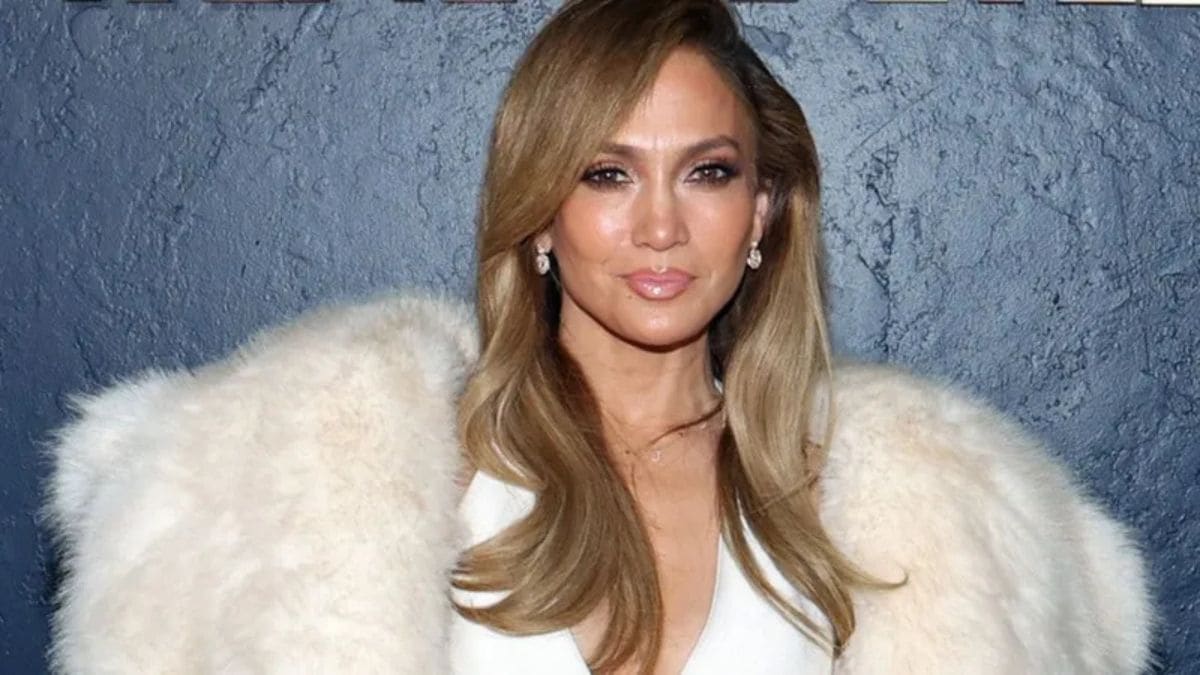 Lopez shared the photos on Instagram and X with the caption “GG Weekend Glamour.” The images, which featured the star wearing a white dress and faux fur coat, were later widely circulated by fan and fashion accounts.