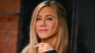 Aniston’s Montecito mansion, built in 1999, spans 4,320 square feet and features four bedrooms, three bathrooms, a guesthouse, pool house, and cabana.