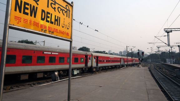 delhi bomb scare new delhi railway station
