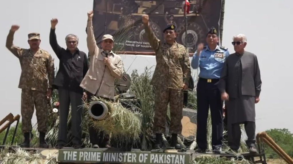 Pak PM meets troops