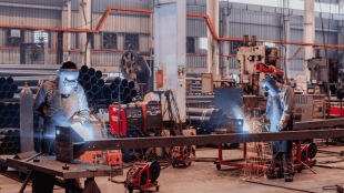 Machinery production contributing to India’s moderate industrial growth in April 2025 (Image: Canva)