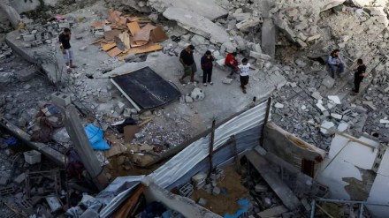 Palestinians inspect the site of an Israeli strike on a house, in Khan Younis in the southern Gaza Strip, May 3, 2025. (Photo source: Reuters) Palestinians inspect the site of an Israeli strike on a house, in Khan Younis in the southern Gaza Strip, May 3, 2025. (Photo source: Reuters)