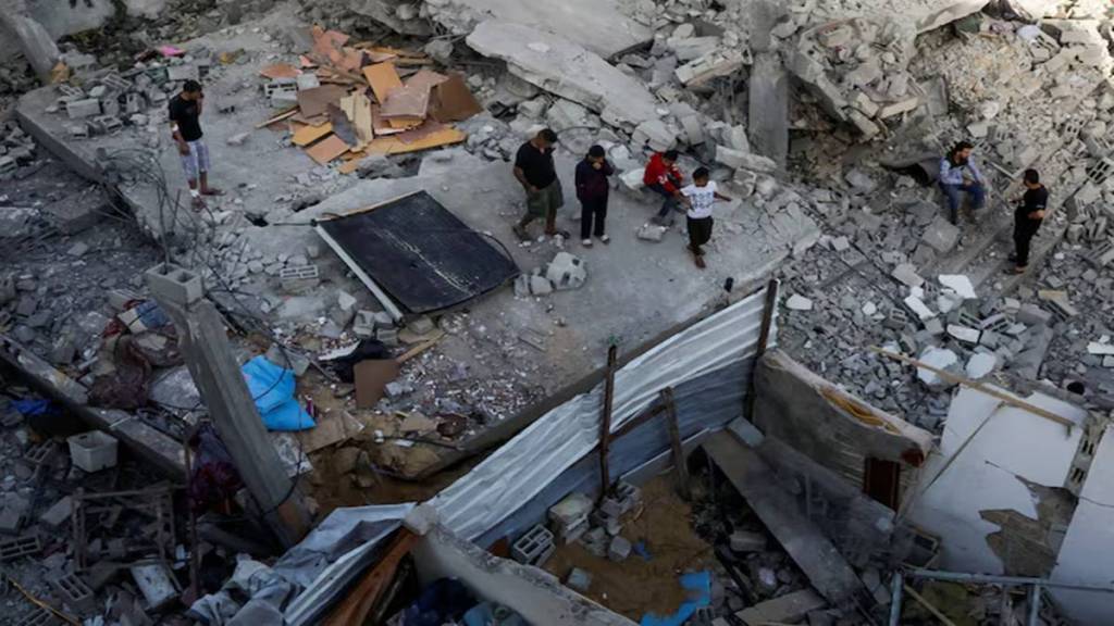 Palestinians inspect the site of an Israeli strike on a house, in Khan Younis in the southern Gaza Strip, May 3, 2025. (Photo source: Reuters) Palestinians inspect the site of an Israeli strike on a house, in Khan Younis in the southern Gaza Strip, May 3, 2025. (Photo source: Reuters)
