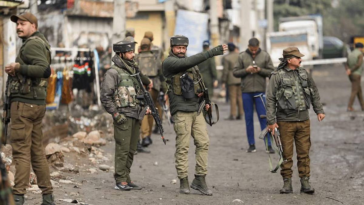 Pak army and LeT terrorists met in PoK, visited LoC; increase in tunnel activity: Report (Representational image/PTI) Pak army and LeT terrorists met in PoK, visited LoC; increase in tunnel activity: Report (Representational image/PTI)