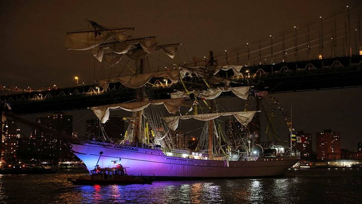 Mexican Navy ship crashes into Brooklyn Bridge