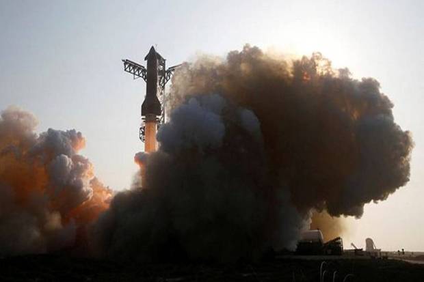 SpaceX launched its Starship mega market once again from Texas, but the spacecraft went out of control and broke apart during the mid-mission. The attempt marks the ninth test flight of the 403-foot rocket, which is designed for future Mars and Moon missions. Although this version was equipped with reused components and upgrades, it failed to achieve the main objectives because of fuel issues and a malfunctioned satellite bay door. Despite the setback, CEO Elon Musk termed it a