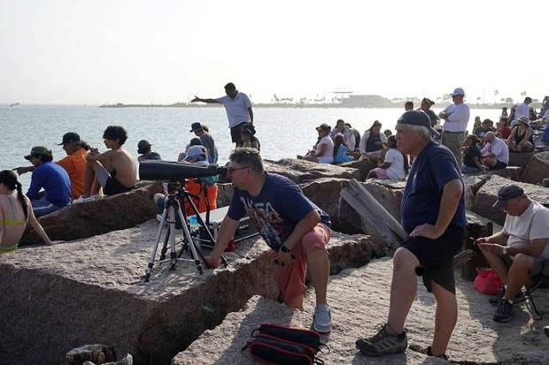 People watching  SpaceX’s next-generation Starship spacecraft launch on its ninth test, at South Padre Island, Texas, US. (Photo source: Reuters)
