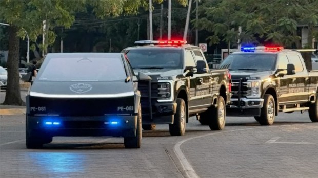 Tesla Cybertruck Mexico police (1)