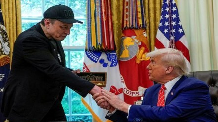 Elon Musk receives a golden key from U.S. President Donald Trump in the Oval Office at the White House in Washington, D.C., U.S., May 30, 2025. REUTERS/Nathan Howard