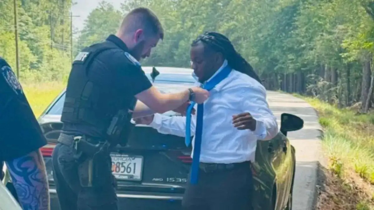 ‘Compassion still exists’: Louisiana deputy's act of kindness went viral after he helped a speeding driver going to funeral. (Image Source - Pubity/Instagram) ‘Compassion still exists’: Louisiana deputy's act of kindness went viral after he helped a speeding driver going to funeral. (Image Source - Pubity/Instagram)