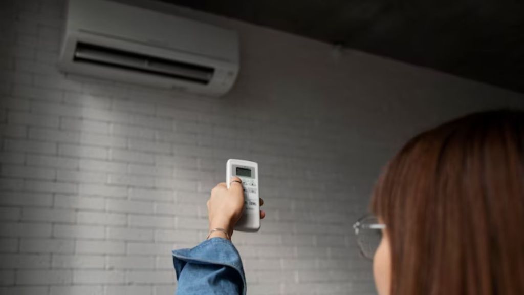 India faces an extreme summer, driving a surge in cooling demand that threatens power grids and climate resilience. (Image Source: Freepik)