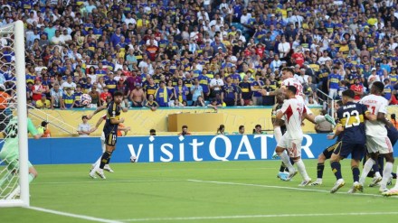 Referee César Ramos pointed to the spot after a VAR review determined that Carlos Palacios had kneed Nicolás Otamendi in the box.