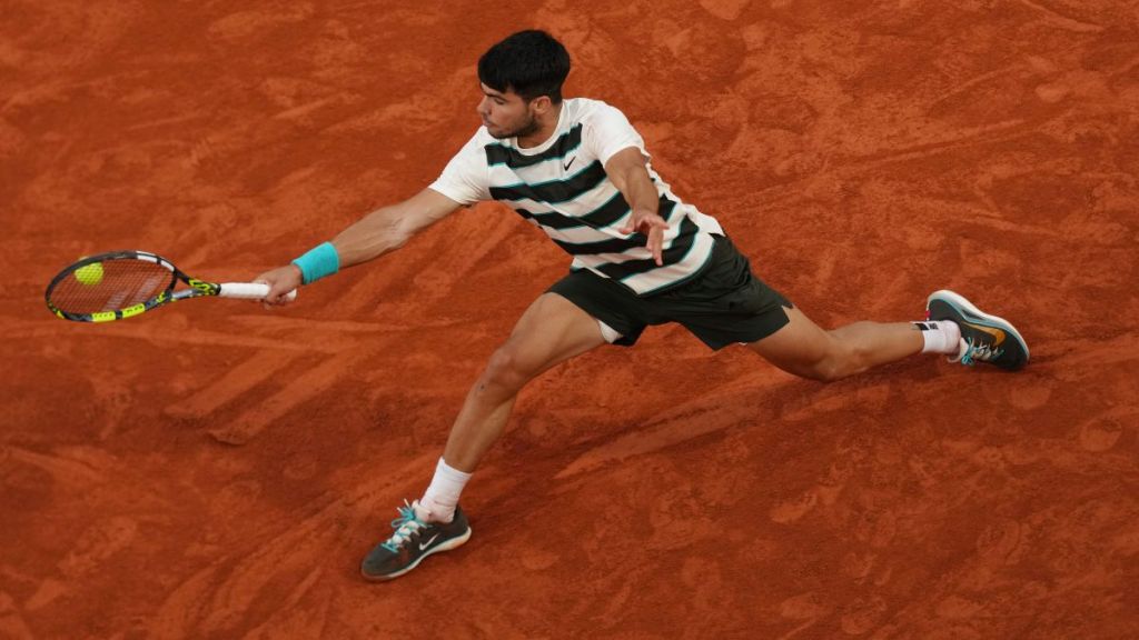 carlos alcaraz french open drop shot