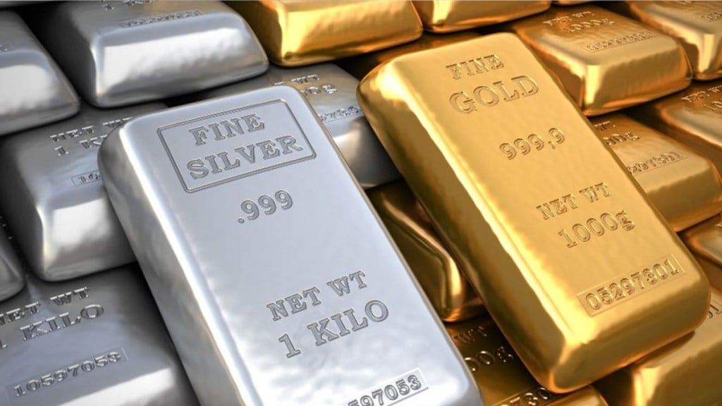 Silver is currently shining brighter than gold in the Indian investment landscape. (Image Source: Canva)
