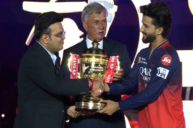 Royal Challengers Bengaluru’s captain Rajat Patidar receiving the prestigious IPL 2025 trophy from ICC Chairman, Jay Shah, and BCCI President Roger Binny. (Photo source: X@IPL)