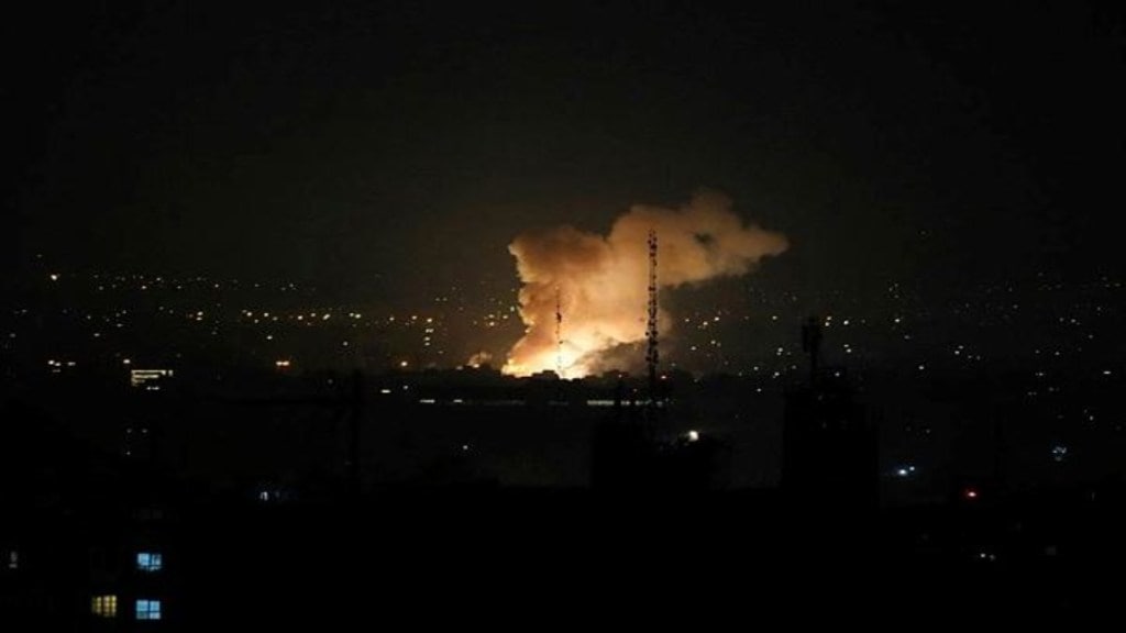 Smoke rises after an explosion in Tehran on June 13 (Photo: AP) Smoke rises after an explosion in Tehran on June 13 (Photo: AP)