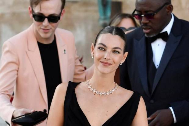 Supermodel Vittoria Cerretti, girlfriend of Leonardo DiCaprio, looked mesmerizing in her glamorous black gown. (Photo source: AP)