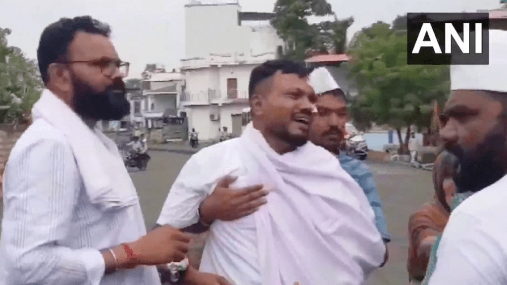 Ahmedabad Plane Crash: Passenger 11A, Vishwas Kumar Ramesh, was discharged from the hospital and attended his brother, Ajay Kumar Ramesh's funeral in Diu. Ahmedabad Plane Crash: Passenger 11A, Vishwas Kumar Ramesh, was discharged from the hospital and attended his brother, Ajay Kumar Ramesh's funeral in Diu.