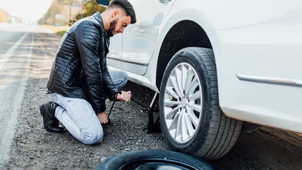 Changing a tyre is not rocket science | Image: Freepik