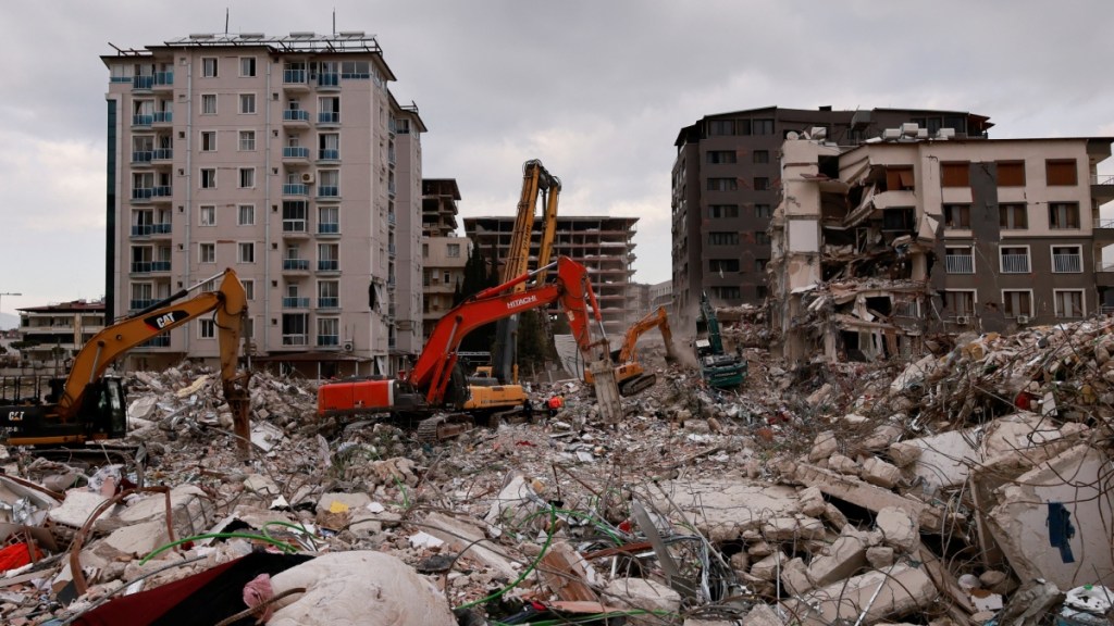 5.8-magnitude earthquake shakes Turkish Mediterranean coast, injuring 7 people 5.8-magnitude earthquake shakes Turkish Mediterranean coast, injuring 7 people