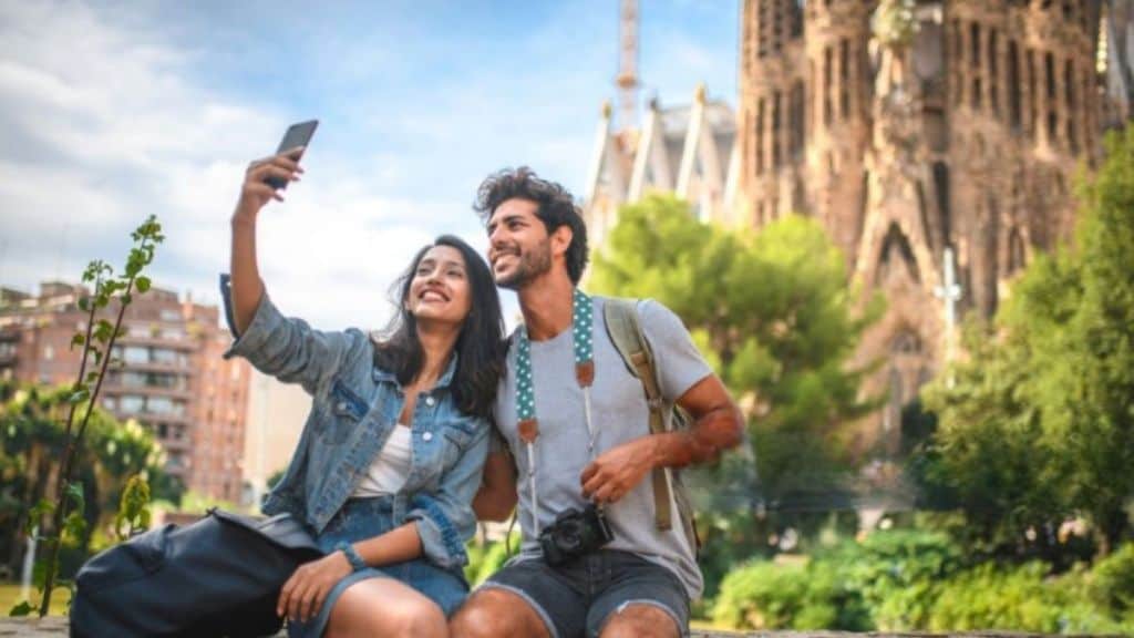 MakeMyTrip, EaseMyTrip, Club Mahindra, Agoda, Air India, and Thomas Cook together made up over 33% of digital ad spending.