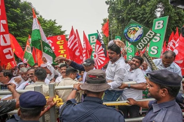 In Bhubaneswar on Wednesday, security personnel attempted to halt left party supporters participating in a Bharat Bandh protest. (Image Source: ANI)