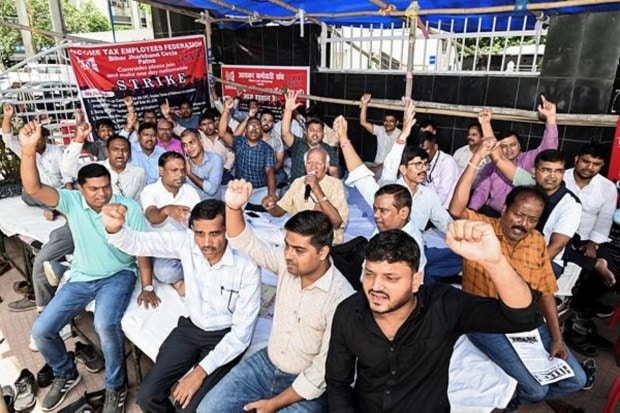 Members of the Income Tax Employees' Federation protested in Patna on Wednesday, joining a 'Bharat Bandh' (nationwide general strike) called by a coalition of 10 central trade unions and their associates. (Image Source: ANI)