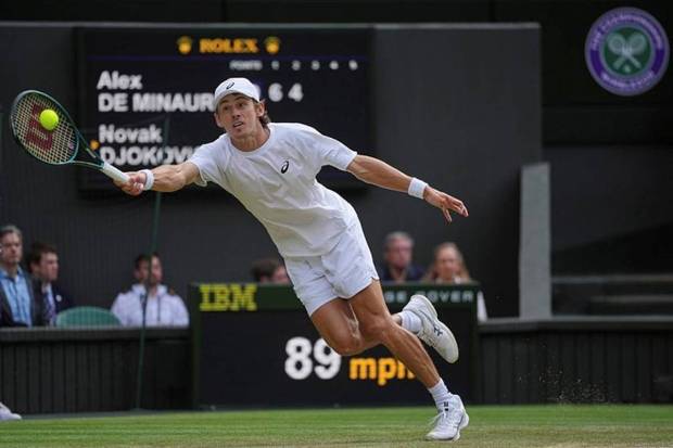 Alex de Minaur pushed Djokovic in the early match, taking the first set with 6-1 and leading 4-1 in the fourth. But despite scoring 19 break points, he was not able to hold back Djokovic’s dominance. (Photo source: AP)