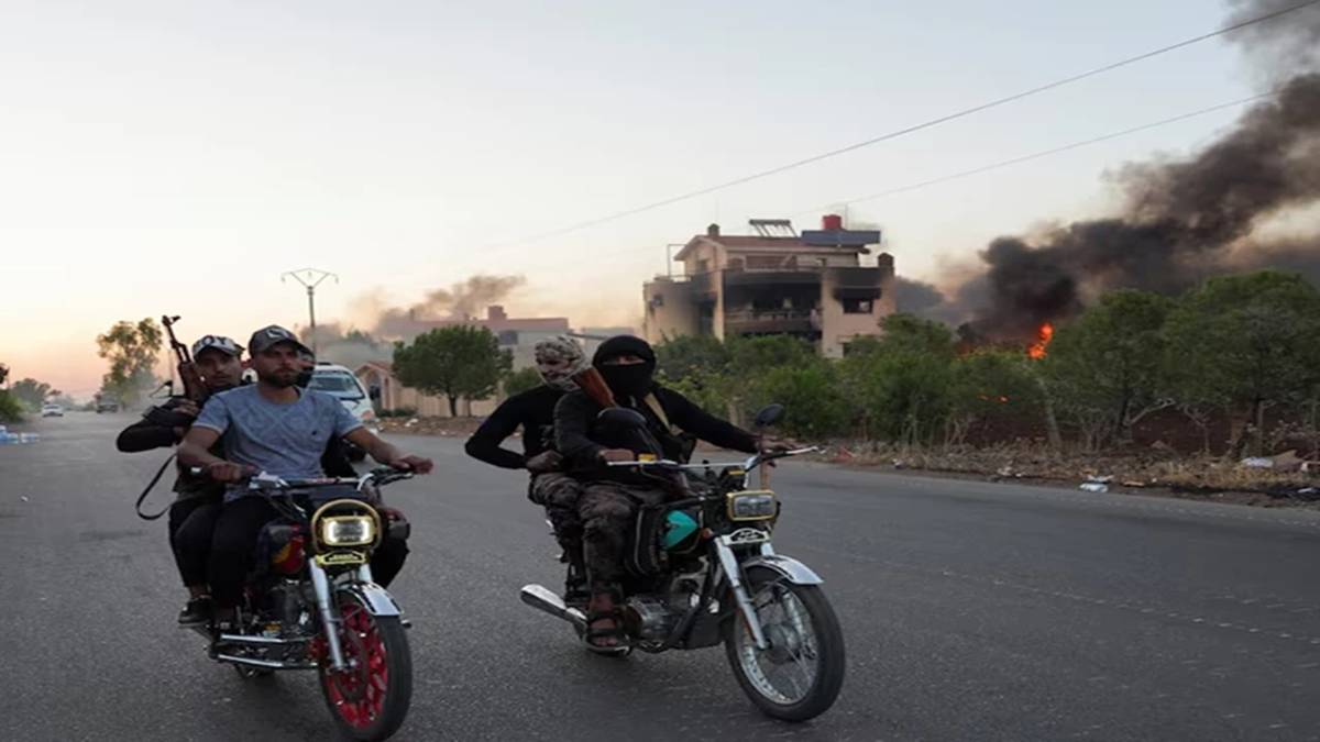 Bedouin fighters ride on motorbikes along a street, as Sweida province has been engulfed by nearly a week of violence triggered by clashes between Bedouin fighters and factions from the Druze, at Sweida governorate, Syria, July 18, 2025. (Photo source: Reuters) Bedouin fighters ride on motorbikes along a street, as Sweida province has been engulfed by nearly a week of violence triggered by clashes between Bedouin fighters and factions from the Druze, at Sweida governorate, Syria, July 18, 2025. (Photo source: Reuters)