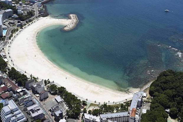 This shows an empty beach in Shirahama, Wakayama prefecture, western Japan, Wednesday, July 30, 2025 after beachgoers evacuated as a powerful earthquake in Russia's Far East prompted tsunami alert in parts of Japan. (Photo source: AP
