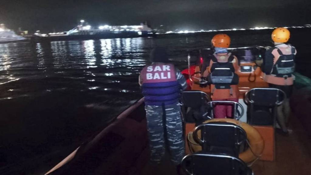 Ferry sinks in Bali