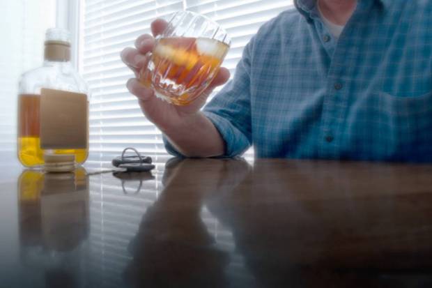 Consuming too much alcohol harms the gut and encourages the growth of harmful bacteria and leading to the condition of nutrient malabsorption, in which the body is unable to absorb the nutrients from the food. (Photo source: Canva)