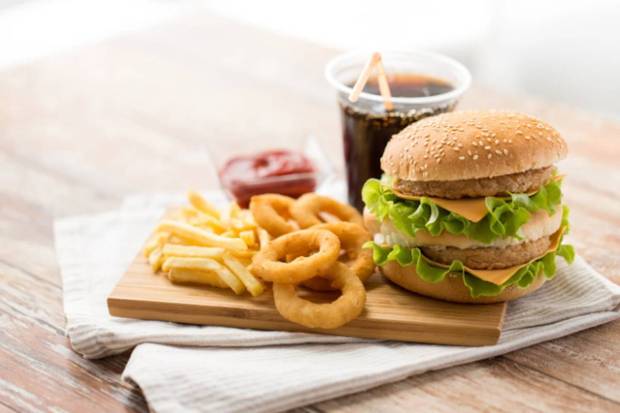 Eating too many processed food items like packaged snacks, sugary drinks, and carbs that do not have important nutrients and fiber.(Photo source: Canva)