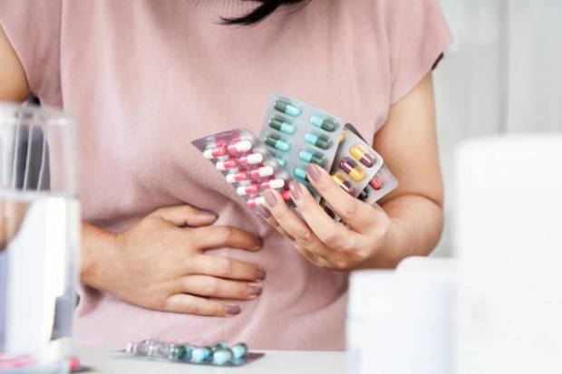 Overusing or unnecessary use of antibiotics can remove both harmful and beneficial bacteria. This will disturb a variety of bacteria in the gut and weaken the overall digestive system. (Photo source: Canva)