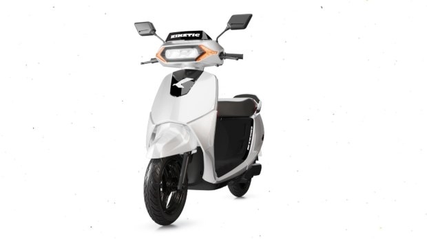 The new Kinetic DX is powered by a hub-mounted electric motor with a peak output of 4.8 kW. This motor derives its energy from a 2.6kWh LFP battery mounted underneath the floorboard.