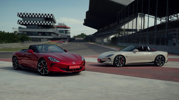 Safety features include Level 2 ADAS, six airbags, a 360-degree camera, traction control, ESP, blind spot monitoring, and a tyre pressure monitoring system.