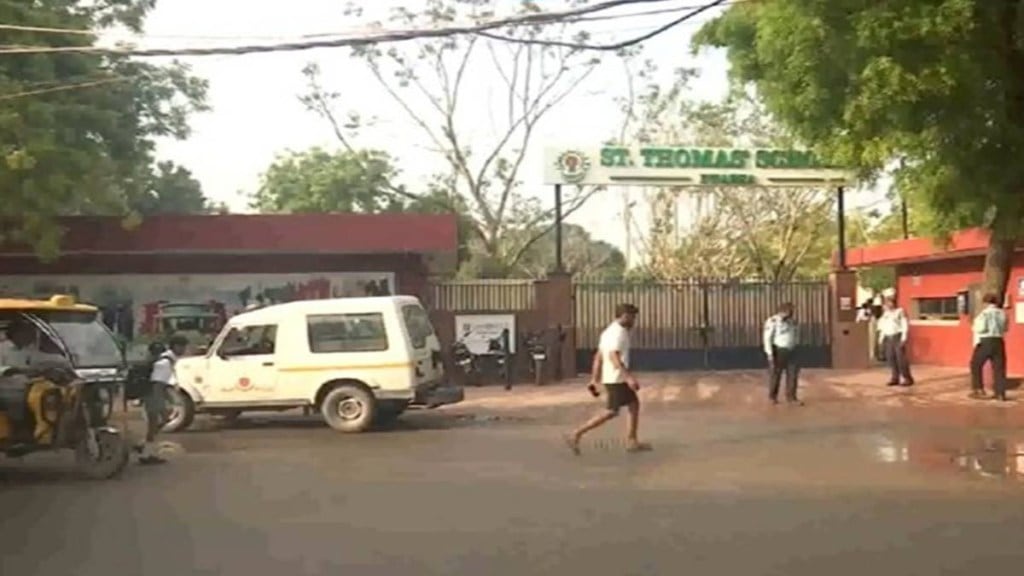 Ten delhi schools gets bomb threat Ten delhi schools gets bomb threat